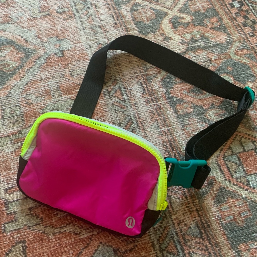 Lululemon everywhere belt bag